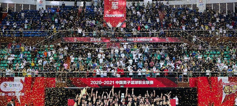 TA：范德贝克的租借合同中含买断条款，费用1100万欧据TheAthletic报道，范德贝克已经前往法兰克福接受体检，即将租借加盟。